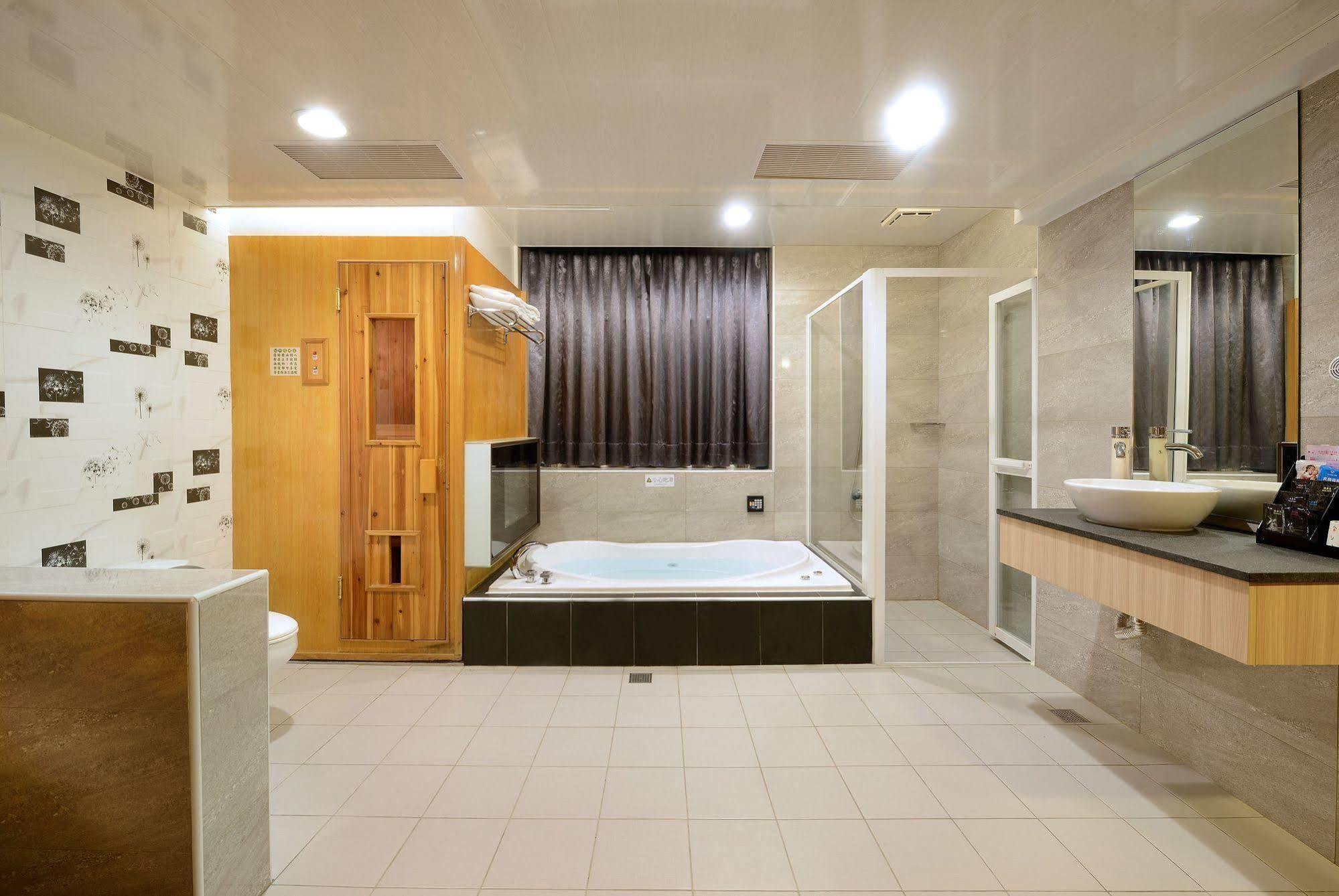 Holland Village Motel Tainan Zewnętrze zdjęcie