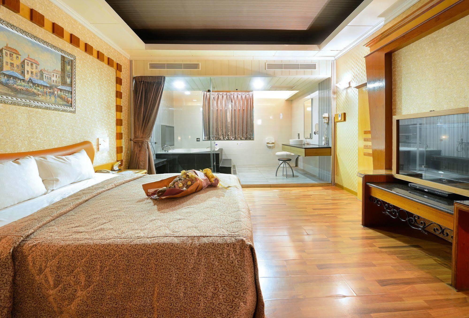 Holland Village Motel Tainan Zewnętrze zdjęcie