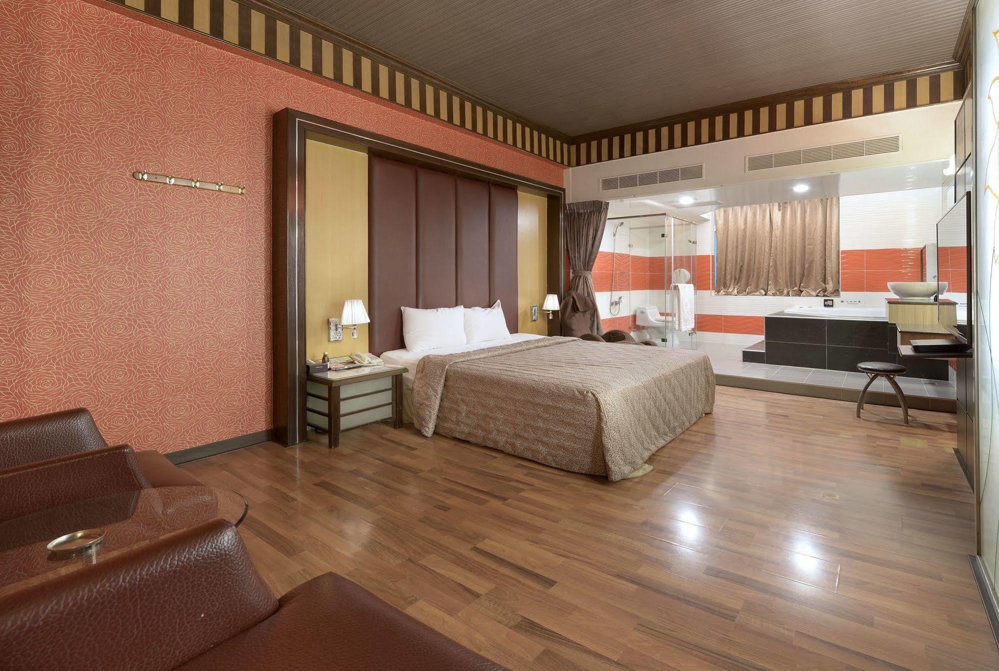 Holland Village Motel Tainan Zewnętrze zdjęcie
