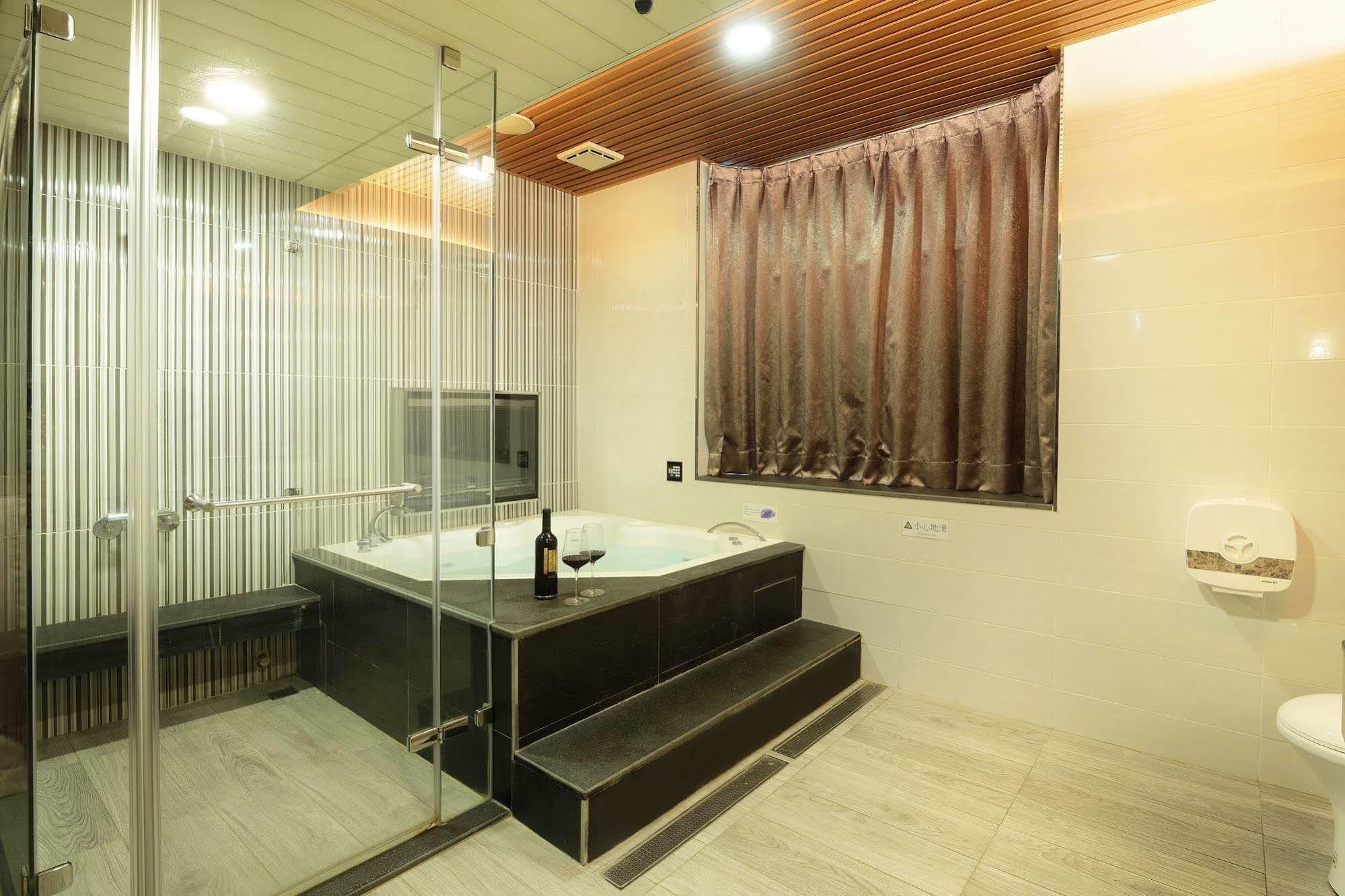 Holland Village Motel Tainan Zewnętrze zdjęcie